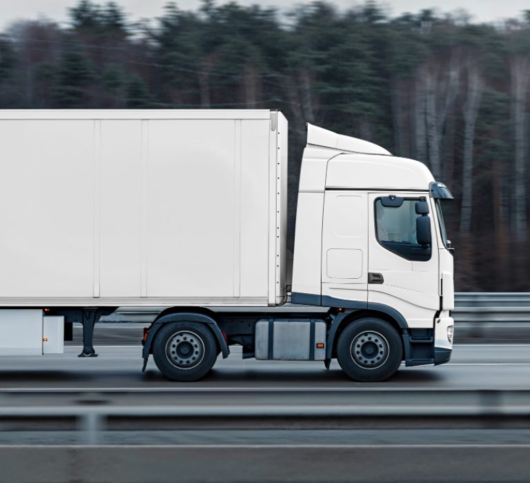 Camion de transport international routier de marchandises assurant des livraisons sécurisées en Europe